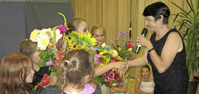 Mit Blumenstruen verabschieden sich die Kinder von ihrer Lehrerin Beate Kunz.  | Foto: Reiner Merz