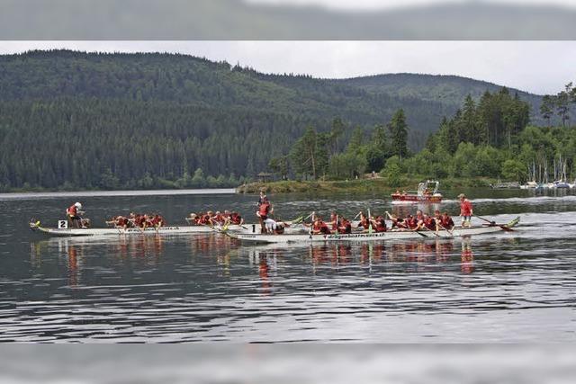 Mit Feuerwerk (Samstag, mit anschlieender Dampflokfahrt nach Titisee und Anschluss nach Freiburg) und Drachenbootrennen (Sonntag) in Schluchsee