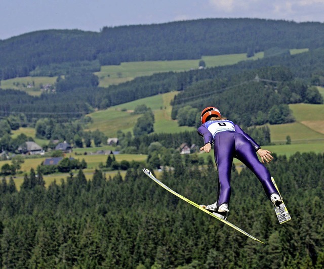 Endlich fliegen sie wieder: Die Skispr...en im Sommer nach Hinterzarten zurck.  | Foto: Patrick Seeger