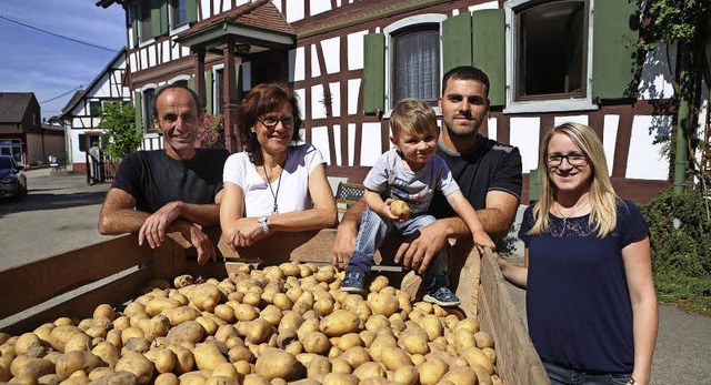 Die Wurths vor der Kartoffelkiste: (vo... Rolf, Andrea, Luan, Jannik, Samantha   | Foto: christoph breithaupt