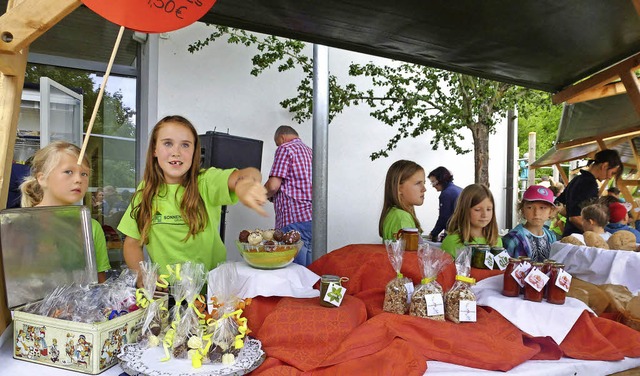 Der Schulhof der Sonnenberggrundschule...schluss in einen quirligen Marktplatz.  | Foto: Karla Scherer