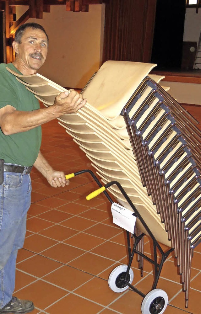 Hausmeister Markus Eberle freut sich ... Sthle fr das Seelbacher Brgerhaus.  | Foto: gemeinde