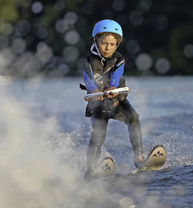 Und im Sommer sind  Wasserskier angesagt.   | Foto: dpa