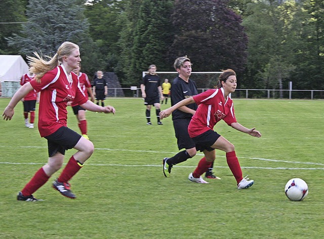 Besonderes Spiel:  Fuballerinnen der ...aten gegen eine Doppelpass Auswahl an.  | Foto: Karin Heiss