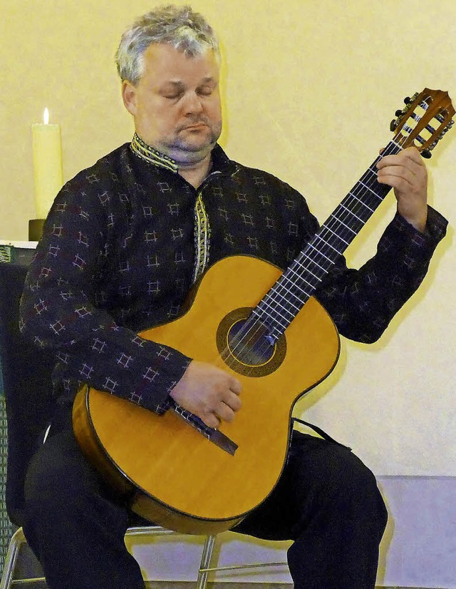 Voller Hingabe und hochkonzentriert en...nstler seiner Gitarre spanische Musik.  | Foto: Claudia Marchlewski