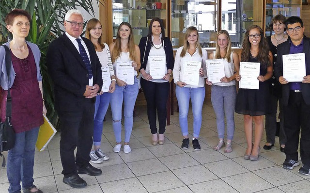 Neben den Zeugnissen erhielten die Sch... und Preise fr besondere Leistungen.   | Foto: ZVG