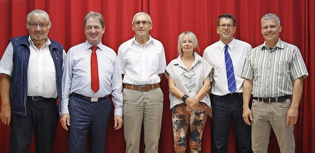 Der Elternbeiratsvorsitzende  Stefan B...-Dolde  (von links) in den Ruhestand.   | Foto: Privat