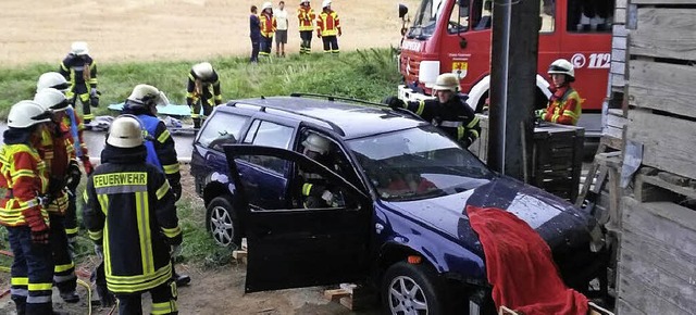 Die Bergung eingeklemmter Personen aus...rwehrleute auf Binzen und Rmmingen.    | Foto: Privat