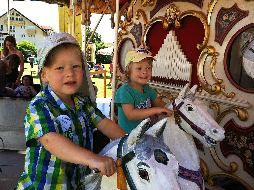 Die vierjhrigen Zwillinge Annika und Lennart beim Sommerfest n Herten – ein Foto von Beate Kura aus Grenzach-Wyhlen