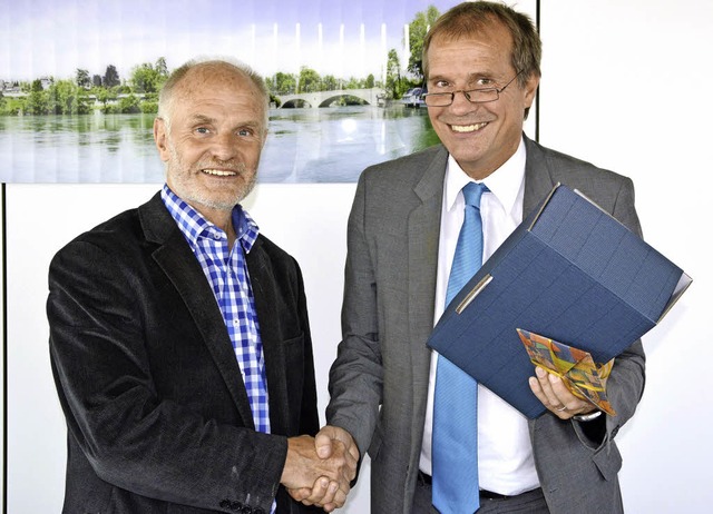 Falk Oess (links) wird von OB Klaus Eberhardt verabschiedet.   | Foto: zvg