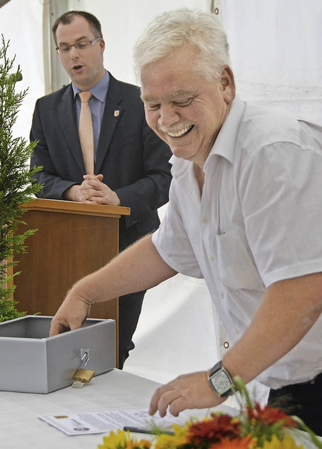 Maarbeit bei der Grundsteinlegung fr...Markus Rebholz macht sich ans Mauern.   | Foto: Winfried Dietsche