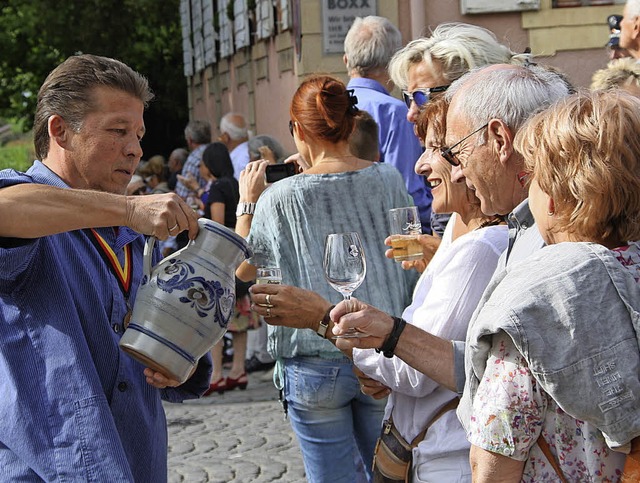 Wein zum Probieren gab es fr das Publ...sichter beim Umzug durch die Altstadt.  | Foto: Katja Mielcarek