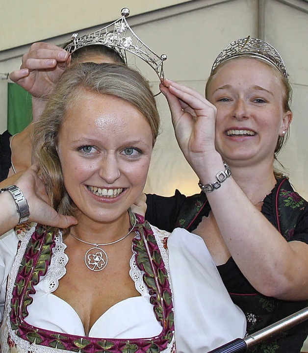 Die Badische Weinkönigin Isabella Vetter krönt Marina Bläsi.  | Foto: katja Mielcarek