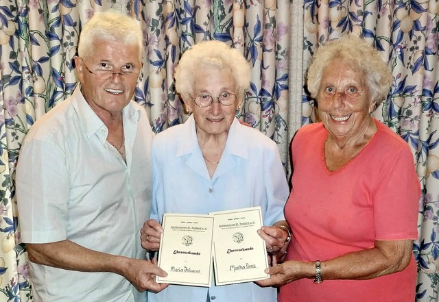 Wurden nach Vollendung des 90. Lebensj...ria Dotzauer (Mitte) und Martha Denz.   | Foto: Eberhard Gross