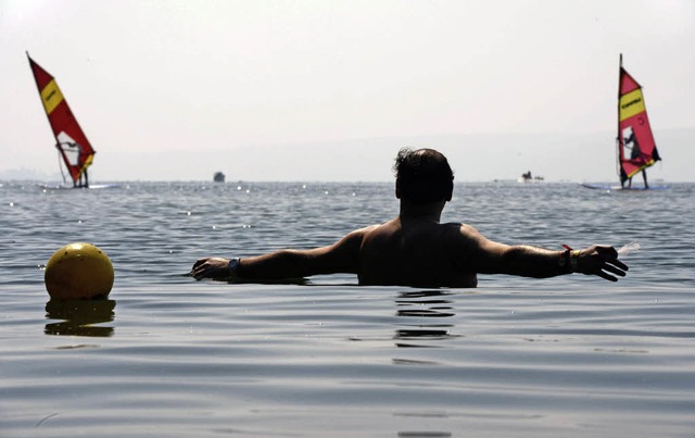 Im Wasser ist noch reichlich Platz: Urlauber in Radolfzell am Bodensee  | Foto: dpa