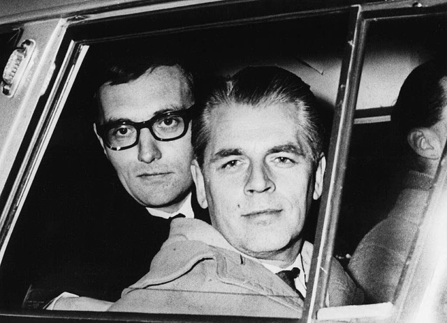 &#8222;Spiegel&#8220;-Verleger Augstein (links) nach seiner Freilassung 1963  | Foto: dpa