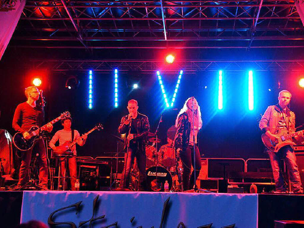 Die Gruppe „Stainless“ aus Neustadt spielte auf dem Seenachtsfest Schluchsee. 