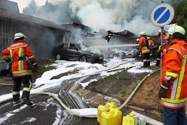 Carport mit drei Autos abgebrannt