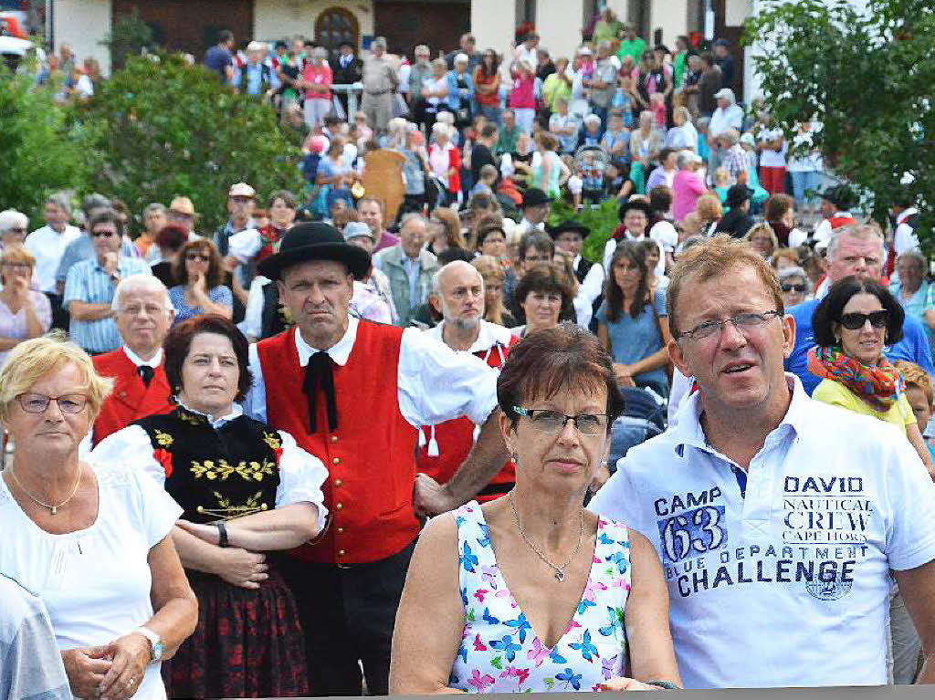 Ein groes Publikum hatte der Gesamtchor der Bezirksmusikvereine vor der Kirche in Husern.