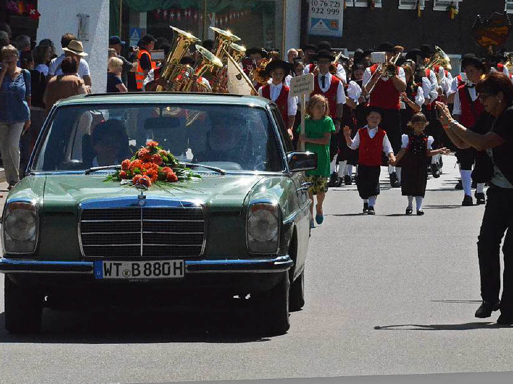 Rund 30 Oldtimer fuhren im Festumzug der Musik- und Trachtenvereine am Sonntag in Husern mit.