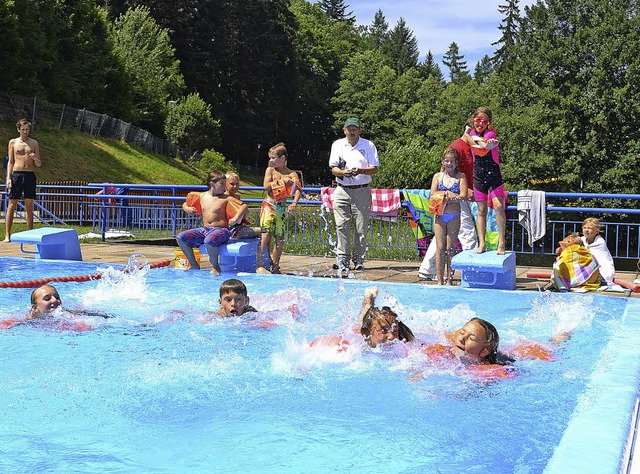 Schwimm- und Gaudiwettbewerbe brachten... im Freibad Friedenweiler  viel Spa.   | Foto: liane Schilling