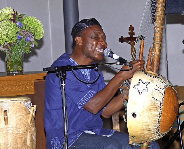 Adjiri Odametey mit einer afrikanischen Harfe   | Foto: Frank Leonhardt