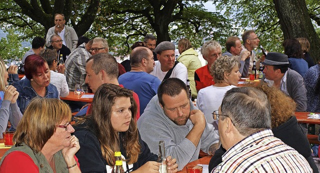 Idyllisch die Waldwirtschaft unter den...indenbumen, die viele Besucher anzog.  | Foto: Paul Schleer