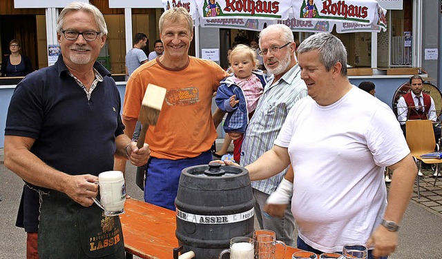 Fassanstich beim &#8222;Summerfescht&#...r) und Holger Gertz (1. Vorsitzender).  | Foto: Paul Schleer