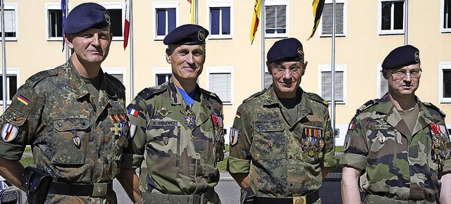 Oberst Gerhard Klaffus und Brigadegere...el Jean Philippe Leroux  (von links).   | Foto: Volker Mnch