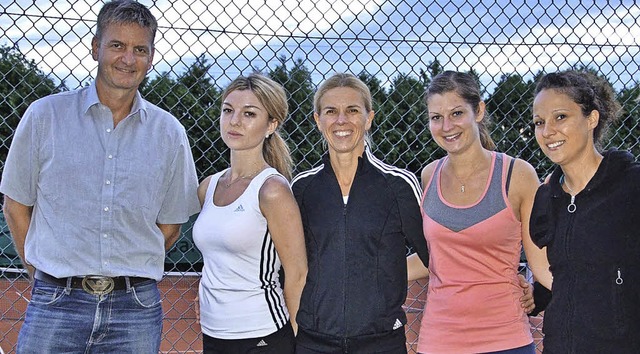 Sportwart Eckart Baumann gratulierte L...und Ann-Kathryn Schneider (von links).  | Foto: Werner Schnabl