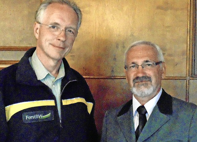 Forstdirektor Hans Mehlin (rechts) geh...ard Schirmer einen neuen Mitarbeiter.   | Foto: Michael Gottstein