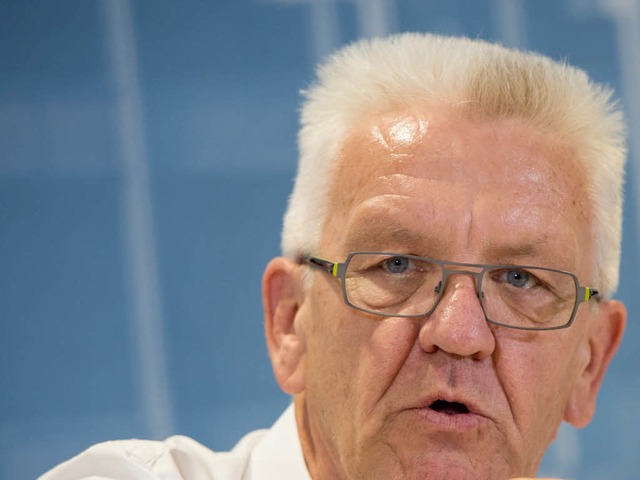 Ministerprsident Winfried Kretschmann... Regierungs-Pressekonferenz Ende Juli.  | Foto: dpa
