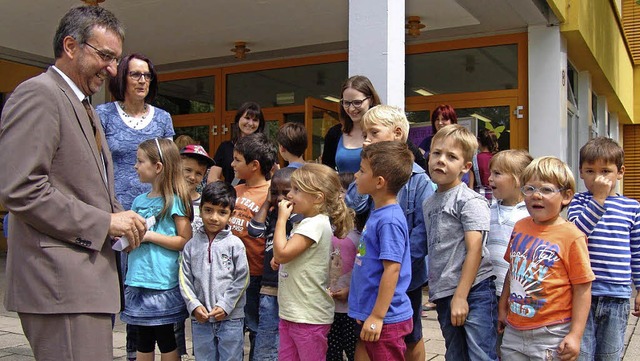 Brgermeister Walter Laub freute sich,...viele Kinder zum Fest gekommen waren.   | Foto: Wortelkamp