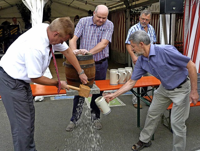 Mit einem gekonnten Schlag  erffnete ...orsteher Anton Siegel (vorne rechts).   | Foto: Christine Weirich