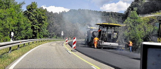 Rund fnf Wochen wird der B-500-Abschn...iert Hier Teerarbeiten bei  Eschbach.   | Foto: Bingold