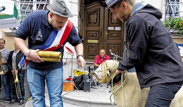 Junggesellen-Zunftmeister Nico Keller tauft den Bock.   | Foto: Herbst