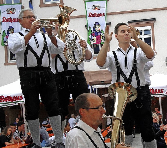 Fr Stimmung sorgte gleich von Beginn ...Rolle des Pizzabckers (Foto rechts).   | Foto: Hansjrg Bader