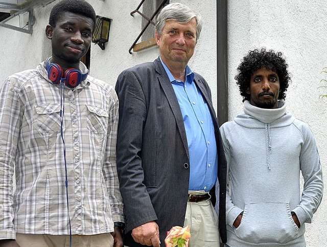 Sulayman Ndoye (links) und Said Nasser...einschaft&#8220;-Pfarrer Christof Beck  | Foto: Michael Bamberger