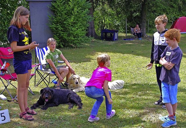 Spielen bei und mit den Hunden bereitete den Kindern besonders Vergngen.  | Foto: Rolf Reimann