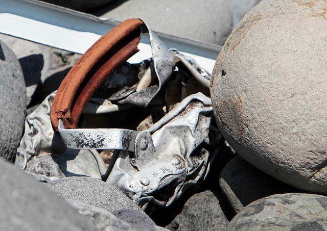 Stammt dieses Metallteil von einem Flugzeug?  | Foto: AFP