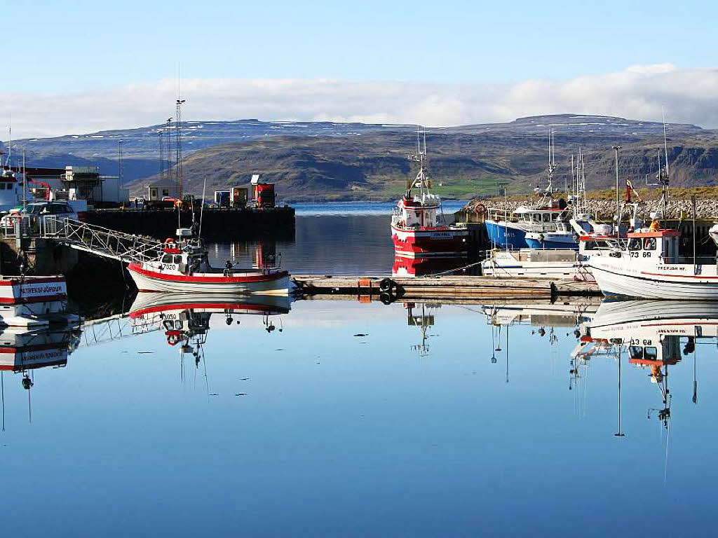 Boote spiegeln sich im Hafen von Patreksfjrdur (Island). Aufnahme von Bernd Wahler aus Lrrach.
