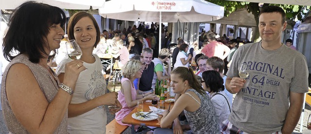 Viele Urlaubsgste und Einheimische ge...Kirchplatzfestes in Knigschaffhausen.  | Foto: Christel Hlter-Hassler