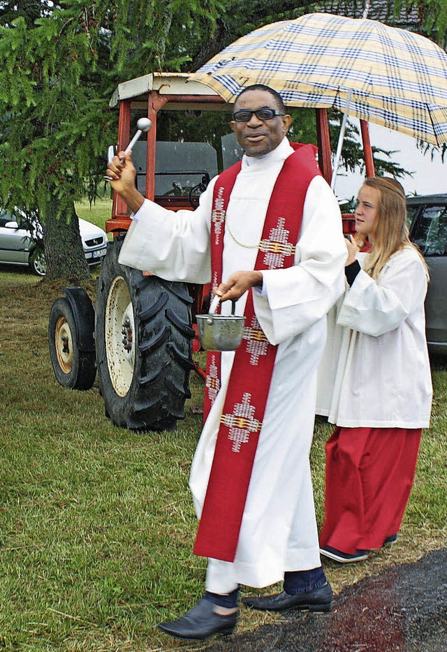 Pfarrer John Okoro segnet alle anwesenden  Fahrzeuge.   | Foto: Kuhlmann
