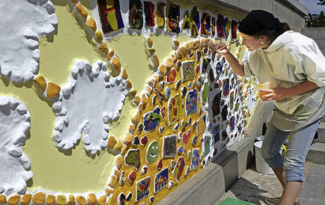 Aline Hannig malt der Hansjakobschule noch das Kunstwerk am Eingang an.   | Foto: Peter Stellmach