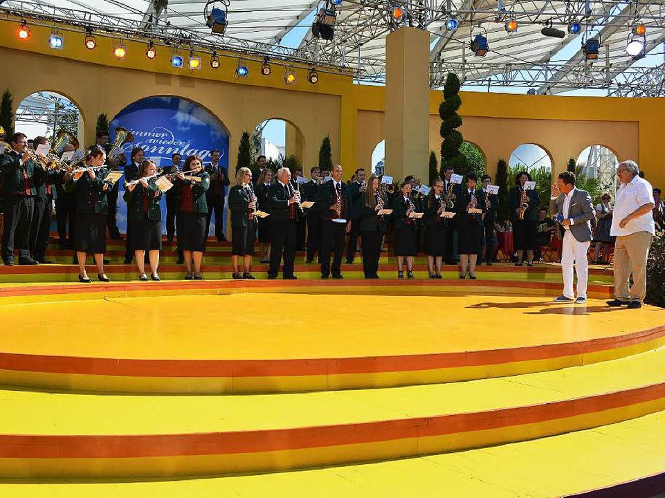 berraschung: Moderator Stefan Mross m...in Offnadingen beim  Fernsehauftritt.   | Foto: SWR/Andreas Braun