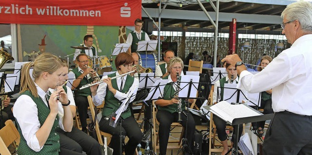 Nicht nur mit Speis und Trank, sondern...d vom Auftritt des Musikvereins Wies.   | Foto: Hans-Jrgen Hege