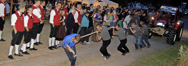 Fnf Mnner ziehen  gegen den Bulldog ...ftersteger &#8222;Heigeihock&#8220;.   | Foto: Jger