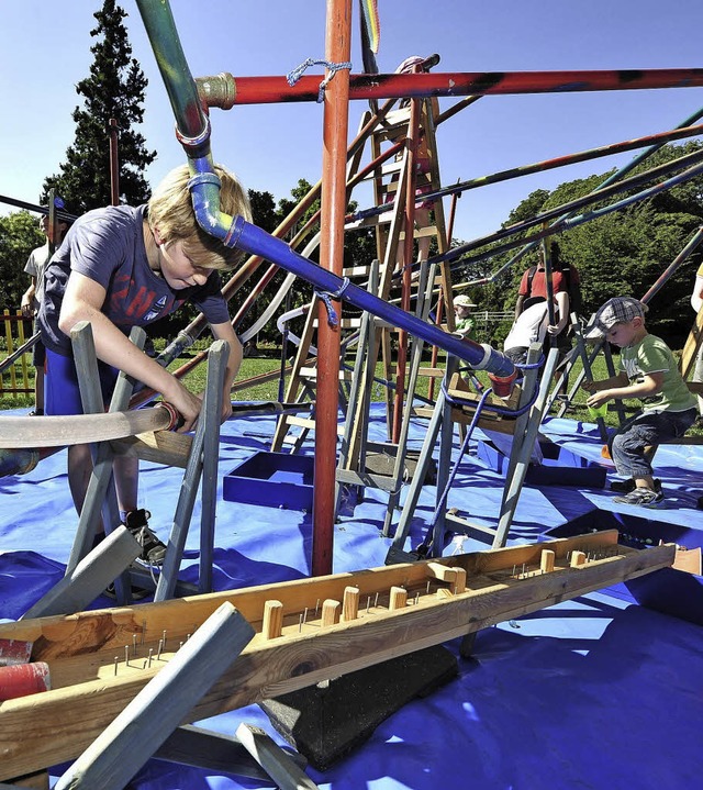 Eine Riesen-Murmelbahn haben Simon Fra...rffnungsfest im Stadtgarten gebaut.    | Foto: Thomas Kunz