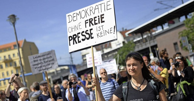 Untersttzer des  Internetportals Netz...ren in Berlin fr die Pressefreiheit.   | Foto: dpa