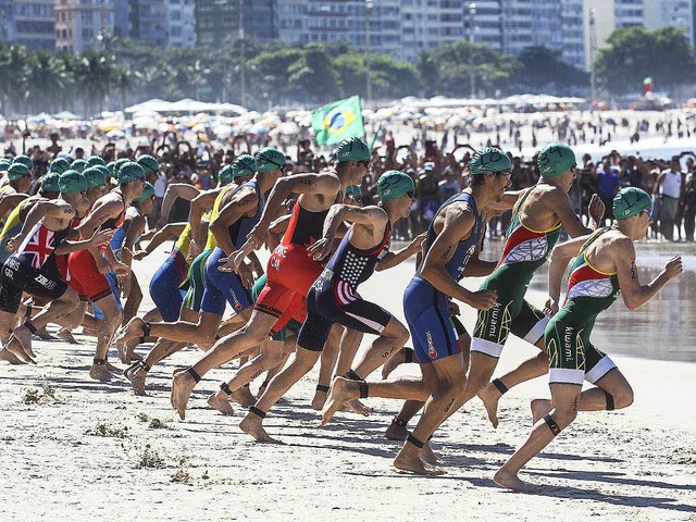 Triathleten strzten sich am Sonntag b...in ist (noch) niemand krank geworden.   | Foto: DPA